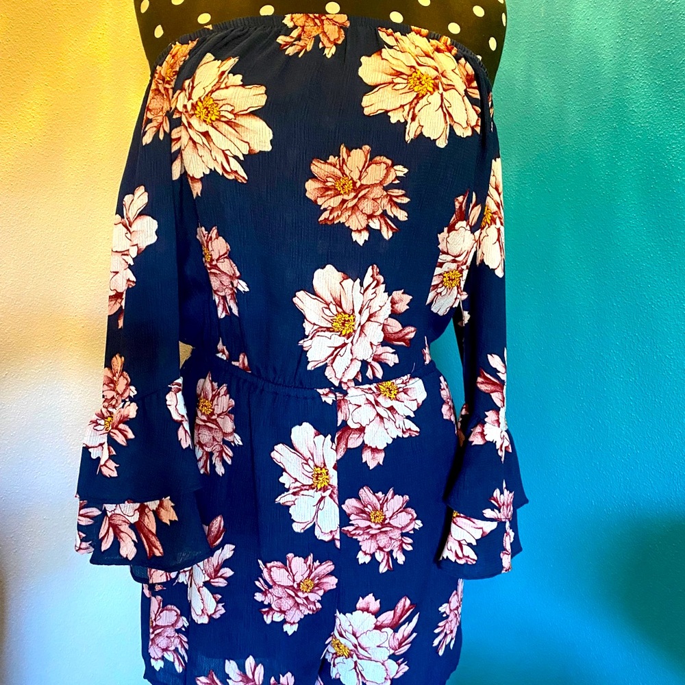 DRY GOODS Romper. Floral print. Size XS. Beautiful like new condition.
